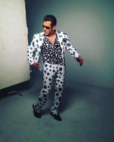 Salman Spotted Wearing Strange Dress Gets Trolled News24online