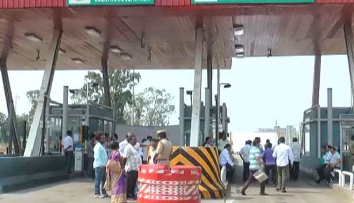 Toll Gate Employee Arrested In Odisha For Not Allowing Minister S