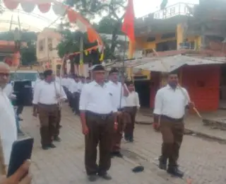 मिर्जापुरः शस्त्र पूजापछि स्वयंसेवकको पथ सञ्चलन, फुल वर्षा