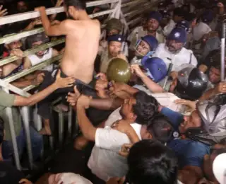 আবার রণক্ষেত্রের চেহারা নিল এসআরএফটিআই, ইট-জলের বোতল-বাঁশ নিয়ে হামলা
