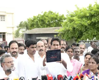 Law and order deteriorated in govt targeting BCs, will have to repent: Jagan Mohan Reddy meets jailed MLA Virupakshi