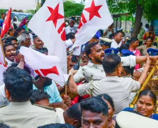 Farmers and workers stage Jail Bharo protest in Mysuru