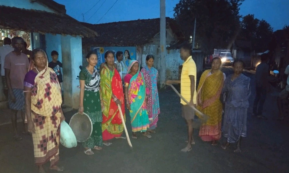 ଶୁଣିଲେନି ପଞ୍ଚାୟତ ଅଧିକାରୀ, ନିଜ ଖର୍ଚ୍ଚ ରେ ଗ୍ରାମ ରାସ୍ତା ମରାମତି କଲେ କାଶିବାହଲ ଗ୍ରାମବାସୀ।