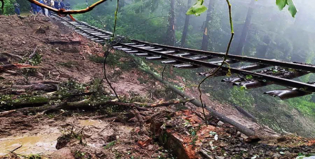 उत्तराखंड में कुदरत का कहर! बादल फटने और भूस्खलन के कारण चारधाम यात्रा कुछ समय के लिए स्थगित उत्तराखंड में कुदरत का कहर! बादल फटने और भूस्खलन के कारण चारधाम यात्रा कुछ समय के लिए स्थगित