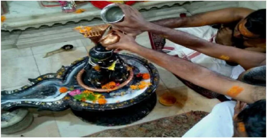 शिवजी के सिर पर बैठकर जल चढ़ाना चाहिए या खड़े होकर? क्या आप जानते हैं कि श्रावण मास में आपको किन नियमों का पालन करना चाहिए? शिवजी के सिर पर बैठकर जल चढ़ाना चाहिए या खड़े होकर? क्या आप जानते हैं कि श्रावण मास में आपको किन नियमों का पालन करना चाहिए?