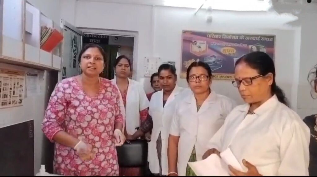 Delivery Room मैं चल रहा था ऑपरेशन, अचानक हुआ कुछ ऐसा के रूम बाहर भागे डॉक्टर,मामला देख लोग हो गए हैरान ..