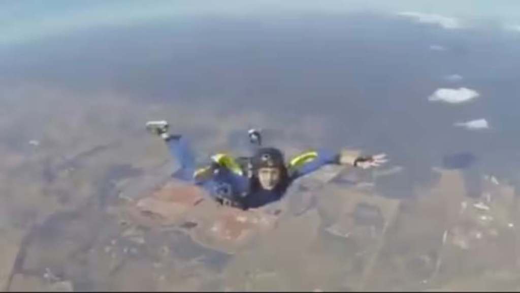 Skydiving के दौरान युवक को आया हार्ट अटैक; दिल दहलाने वाला Viral ) “ ˌ Skydiving के दौरान युवक को आया हार्ट अटैक; दिल दहलाने वाला Viral ) “ ˌ