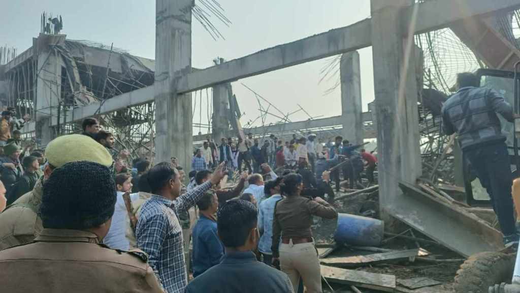 कन्नौज में बड़ा हादसा, रेलवे स्टेशन पर गिरा लेंटर, मलबे में कई मजदूर, 22 को निकाला बाहर ) “ > ‧‧ . कन्नौज में बड़ा हादसा, रेलवे स्टेशन पर गिरा लेंटर, मलबे में कई मजदूर, 22 को निकाला बाहर ) “ > ‧‧ .