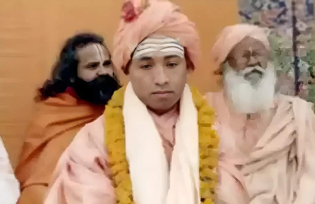 इसी इंसान के कारण योगी आदित्यनाथ ने त्याग दिया था सब कुछ — देखिए गुरु-शिष्य की अनदेखी तस्वीरें!.. इसी इंसान के कारण योगी आदित्यनाथ ने त्याग दिया था सब कुछ — देखिए गुरु-शिष्य की अनदेखी तस्वीरें!..