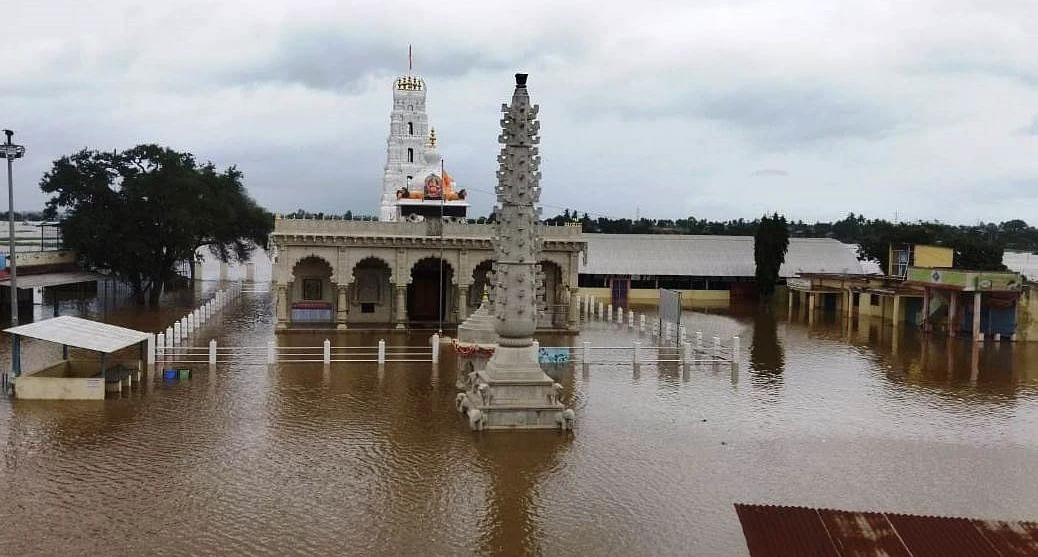 ಘಟಪ್ರಭೆಯಲ್ಲಿ ಹೆಚ್ಚಿದ ನೀರಿನ ಪ್ರಮಾಣ: ದೇವಸ್ಥಾನ, ಮಠ ಜಲಾವೃತ; ಆತಂಕ