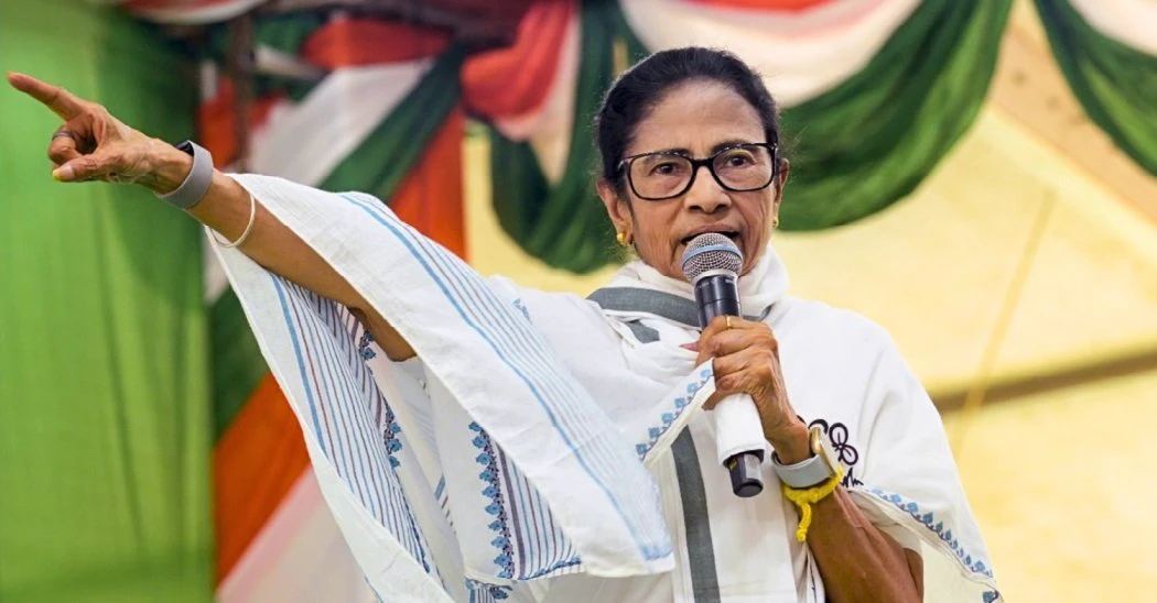 ‘क्या मोदी बाबू के लिए मेरा हेलीकॉप्टर रोका गया?’ चुनाव से पहले आयोग के पक्षपात पर दीदी का विस्फोटक हमला!