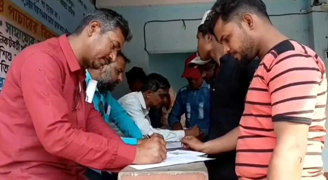 বিডিও অফিসের সামনে জনসেবায় সিপিএম, সরকারি প্রকল্পের ফর্ম পূরণে সক্রিয় বাম কর্মীরা