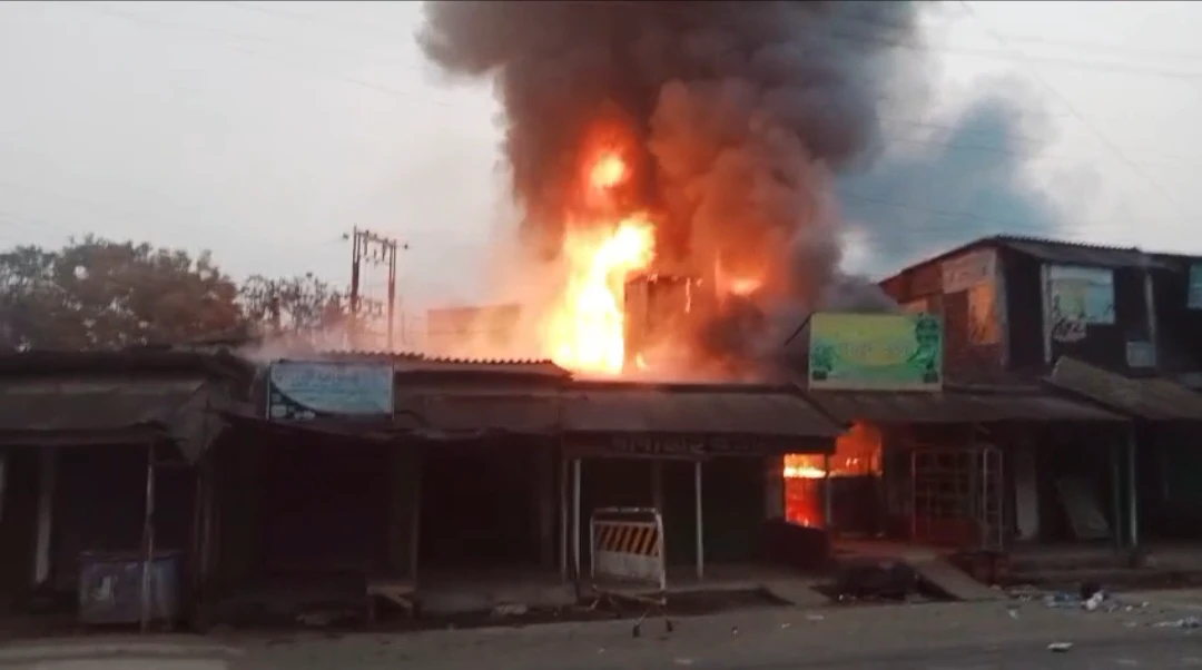ভোরবেলার আগুনে পুড়ে ছাই গঙ্গারামপুরের চার দোকান