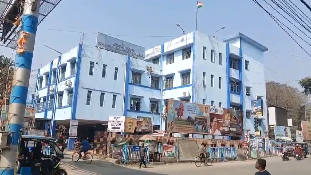 বালুরঘাটে রাজনৈতিক চাপানউতোর: উন্নয়ন বনাম জনপ্রতিনিধির অনুপস্থিতি ইস্যুতে সরগরম জেলা