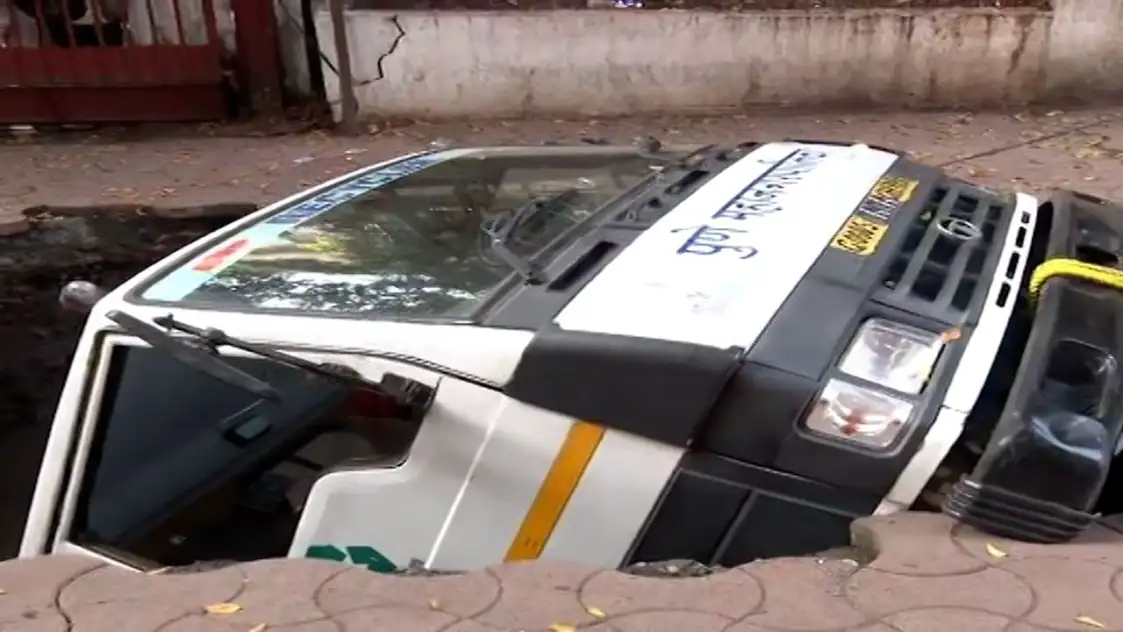 पुण्यात 'ऑपरेशन टँकर' : तीन तासांनी क्रेन दाखल