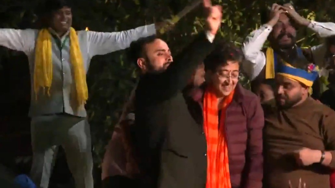 ‘बाप तो बाप रहेगा…’, जीत के बाद आतिशी का डांस, Video देख स्वाति मालीवाल बोलीं- ये कैसी ‘बेशर्मी’ “ > • ˌ ‘बाप तो बाप रहेगा…’, जीत के बाद आतिशी का डांस, Video देख स्वाति मालीवाल बोलीं- ये कैसी ‘बेशर्मी’ “ > • ˌ