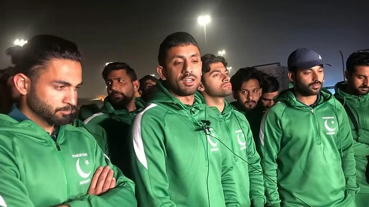অস্ট্রেলিয়ায় চরম হেনস্থার শিকার পাকিস্তান হকি দল: বিল মেটাতে মাজতে হল বাসন