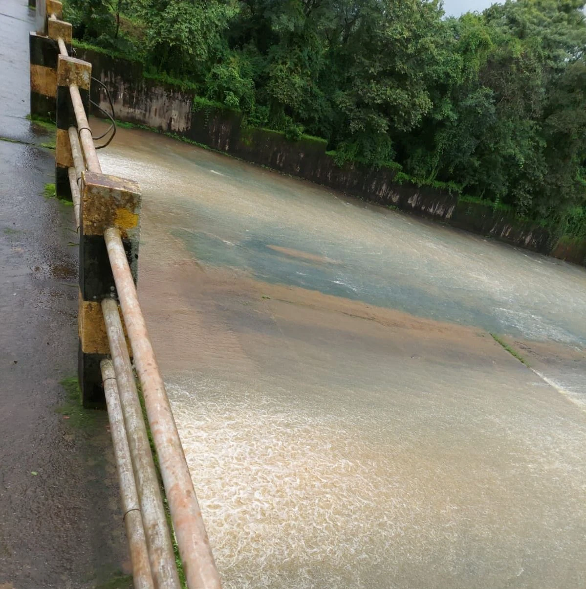 ರಾಕಸಕೊಪ್ಪ ಜಲಾಶಯದ ನೀರು ಹೊರಕ್ಕೆ
