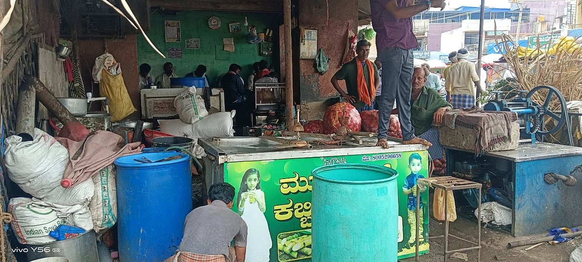 ಬೀಗ ಜಡಿಯುವ ಭಯ; ಮಳಿಗೆಗಳಿಂದ ಸ್ಥಳದಲ್ಲೇ ₹ 5 ಲಕ್ಷ ವಸೂಲಿ