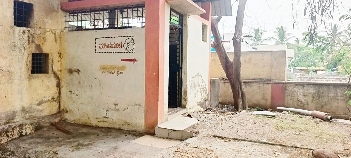 ಚನ್ನಮ್ಮನ ಕಿತ್ತೂರು | ಶೌಚಕ್ಕೆ ವಿದ್ಯಾರ್ಥಿನಿಯರ ಪರದಾಟ