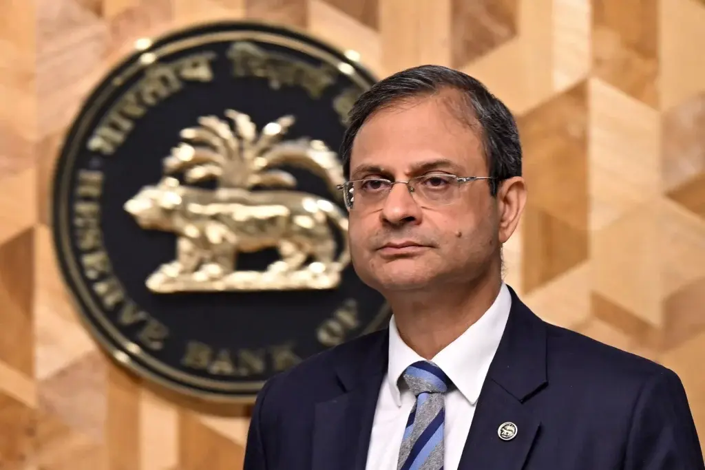 "விலையை உயர்த்தியே ஆக வேண்டிய கட்டாயம்!".. அத்தியாவசியப் பொருட்களின் விலை உயரத் தொடங்கும் அபாயம்.. ரிசர்வ் வங்கி ஆளுநர் சஞ்சய் மல்ஹோத்ராவின் பகீர் பேச்சு..!!!