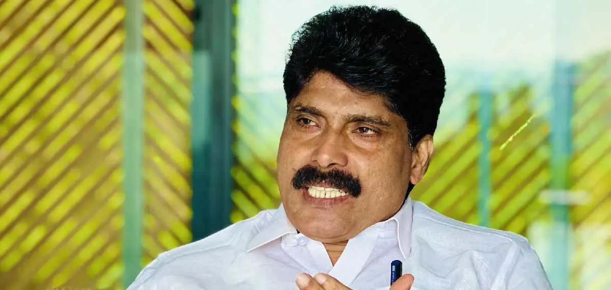 പ്രവര്‍ത്തകര്‍ പരിധിവിടുന്നത് ശരിയല്ല; ഉമ്മന്‍ചാണ്ടിയുടെ ഫ്‌ളക്‌സടക്കം ...