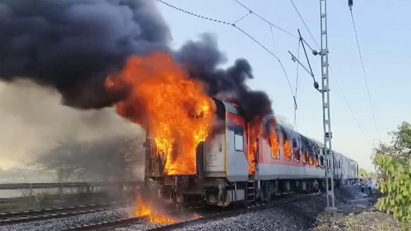 Fire breaks out in Delhi-bound Rajdhani Express in MP's Ratlam; no one ...