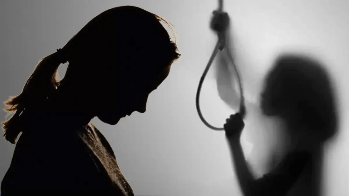 Delhi Crime: दिल्ली के न्यू अशोक नगर में कमरे में फंदे से लटकी मिली सरकारी  महिला कर्मचारी, परिजन ने लगाया हत्या का आरोप | Dailyhunt