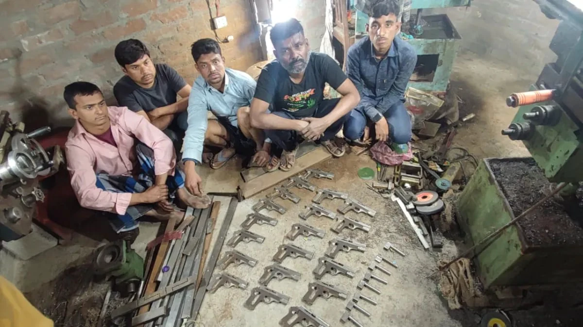 বিহারে পুলিশের যৌথ অভিযানে বেআইনি অস্ত্র কারখানার হদিশ, গ্রেফতার ৫