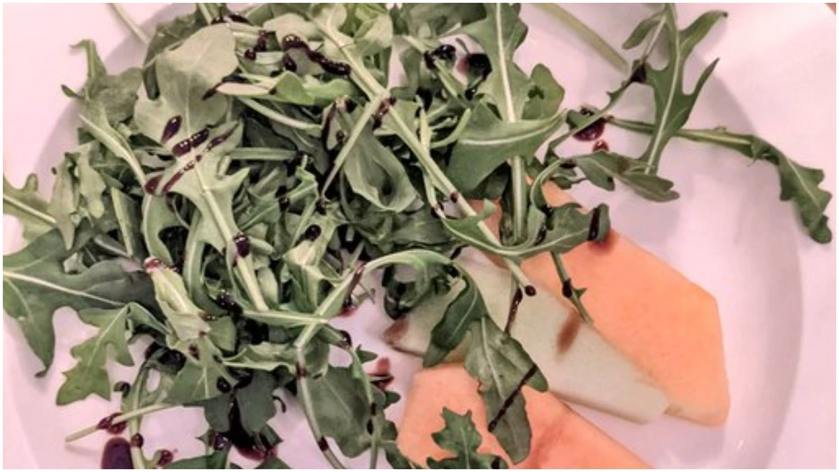 This vegan guest was served a plate of leaves and fruit at a wedding. Internet is not happy