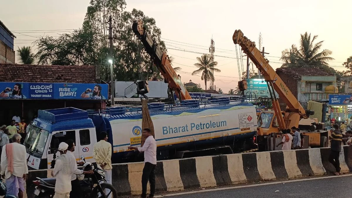 ಚರಂಡಿಗೆ ಇಳಿದ ಪೆಟ್ರೋಲ್ ಟ್ಯಾಂಕರ್