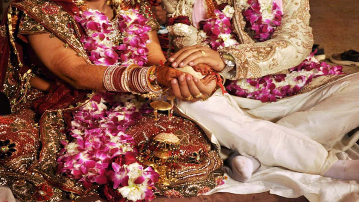 Angry bride refuses to marry after groom throws garland during varmala ceremony in UP