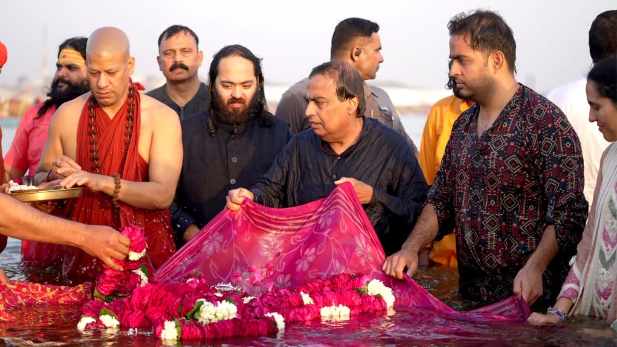 फैमिली के साथ महाकुंभ में पहुंचे मुकेश अंबानी, संगम में लगाई डुबकी, देखें ˒ फैमिली के साथ महाकुंभ में पहुंचे मुकेश अंबानी, संगम में लगाई डुबकी, देखें ˒