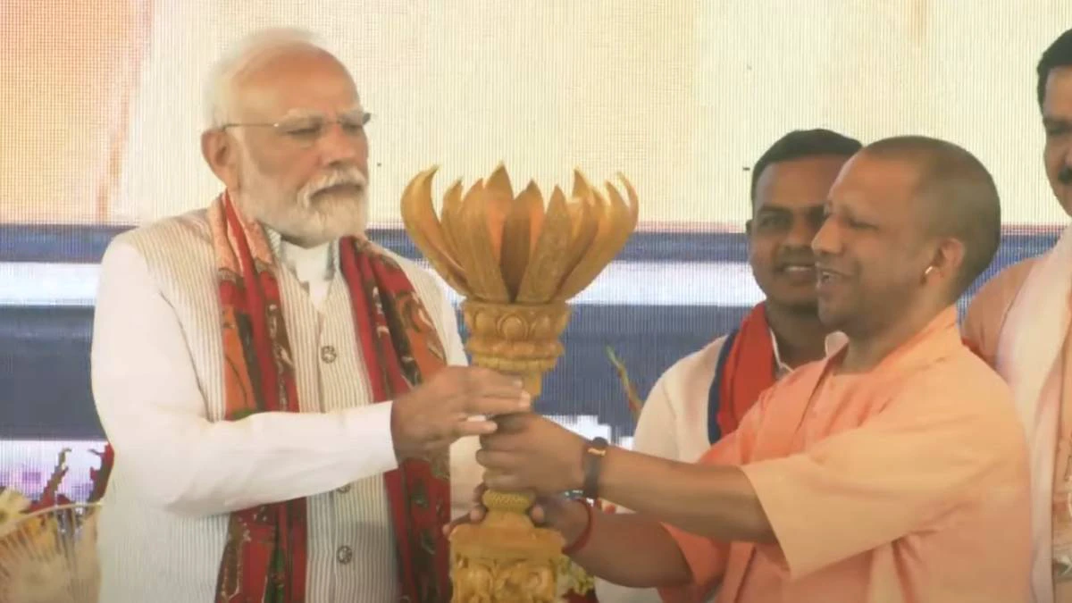 CM योगी ने नरेंद्र मोदी को गिफ्ट किया ऐसा तोहफा, जिसे PM ने मंच पर ही खोल दिया; देखकर दिल गदगद हो गया