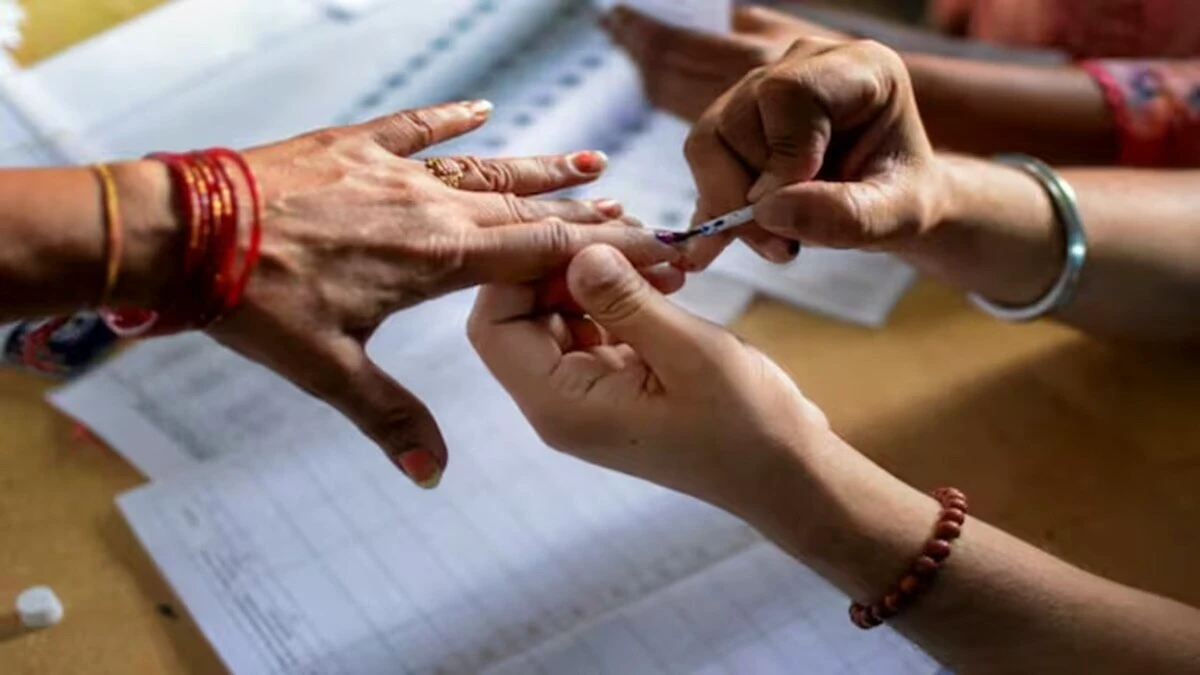 बिहार विधानसभा चुनाव दो से तीन चरणों में होने की संभावना बिहार विधानसभा चुनाव दो से तीन चरणों में होने की संभावना