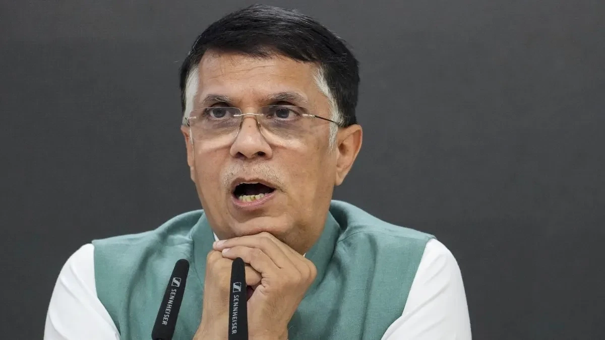 कानून के डर से हैदराबाद में छिपे कांग्रेस नेता पवन खेड़ा कैमरे देखते ही कार में नीचे झुके