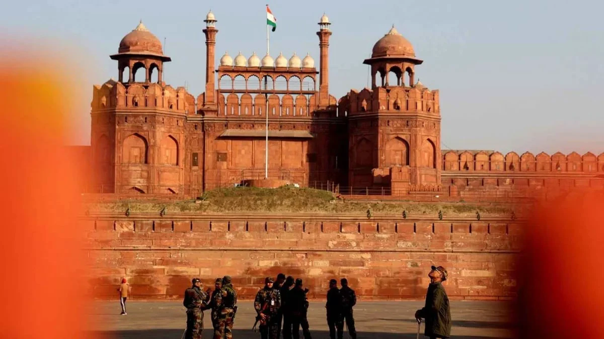 লালকেল্লার কাছে কাশ্মীরি নম্বরের সন্দেহভাজন গাড়ি, পুলিশের জালে ভুয়ো এনআইএ আধিকারিক