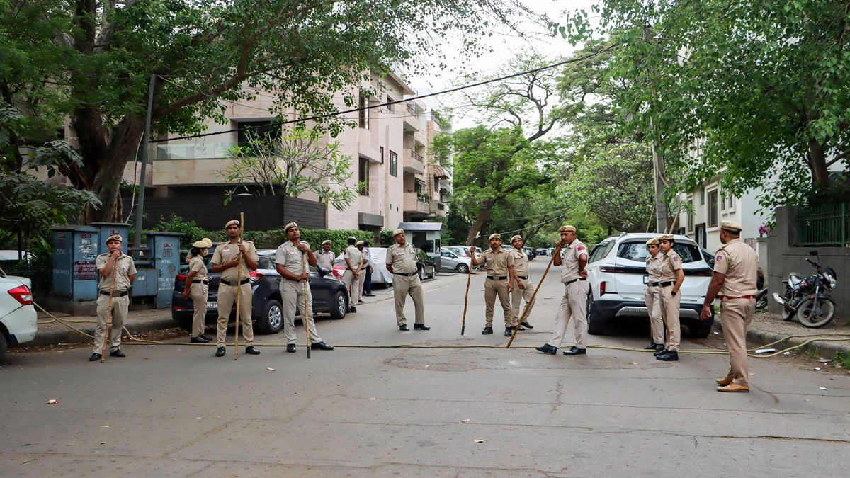 पवन खेड़ा की तलाश में हैदराबाद पहुंची पुलिस और घर के बाहर भारी सुरक्षा बल तैनात