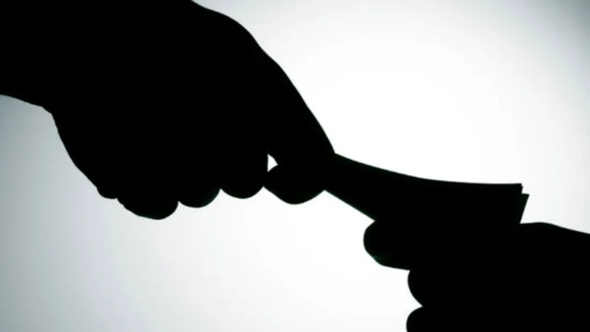 ಹಿರಿಯೂರು: ಜಮೀನು ವಿಚಾರಕ್ಕೆ ವ್ಯಕ್ತಿಯೊಬ್ಬರ ಬಳಿ ಲಂಚ ಪಡೆದ ಕೆಆರ್ ಹಳ್ಳಿಯ ಗ್ರಾಮ ಲೆಕ್ಕಾಧಿಕಾರಿ ಅಮಾನತು