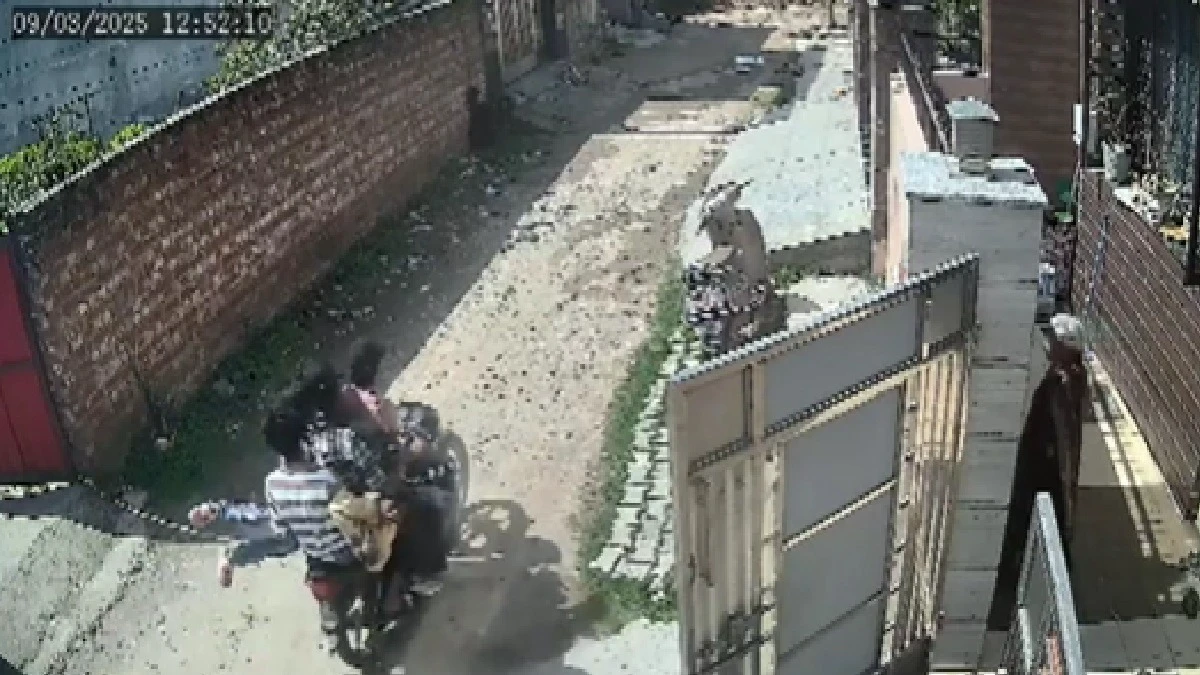 बाइक पर किया बच्चे को किडनैप, लोगों ने दौड़ाया तो सड़क पर फेंककर भागे, VIDEO