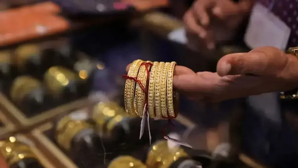 সোনার দরে বড় পতন: বিনিয়োগের মোক্ষম সময় না কি অপেক্ষা?