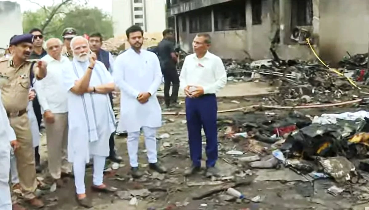 ஆமதாபாத்தில் மோடி! பாதிக்கப்பட்டவர்களுக்கு ஆறுதல்!