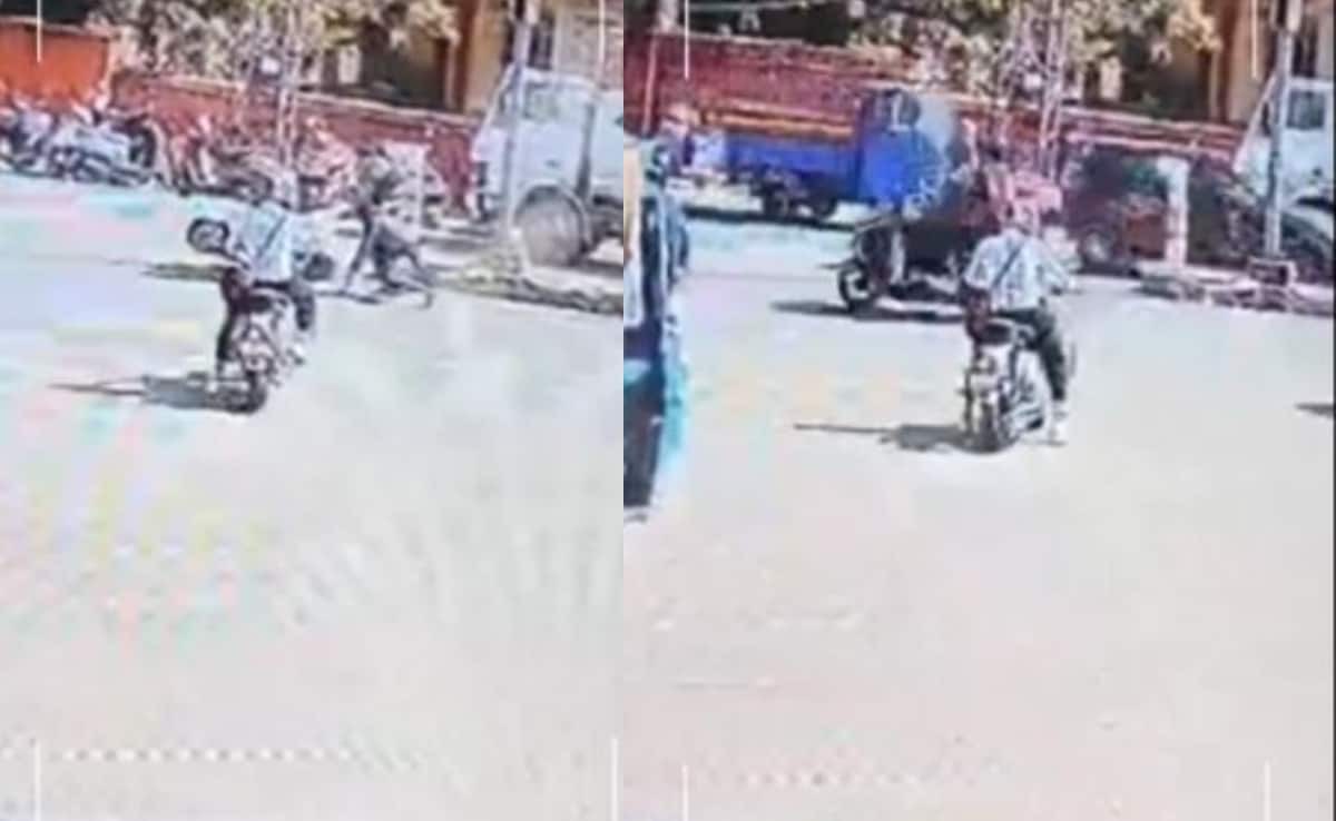 अजमेर में स्कूटी को तेज रफ्तार कार ने पहले मारी टक्कर, फिर डिवाइडर से टकराकर कर पलटी “ • ˌ अजमेर में स्कूटी को तेज रफ्तार कार ने पहले मारी टक्कर, फिर डिवाइडर से टकराकर कर पलटी “ • ˌ