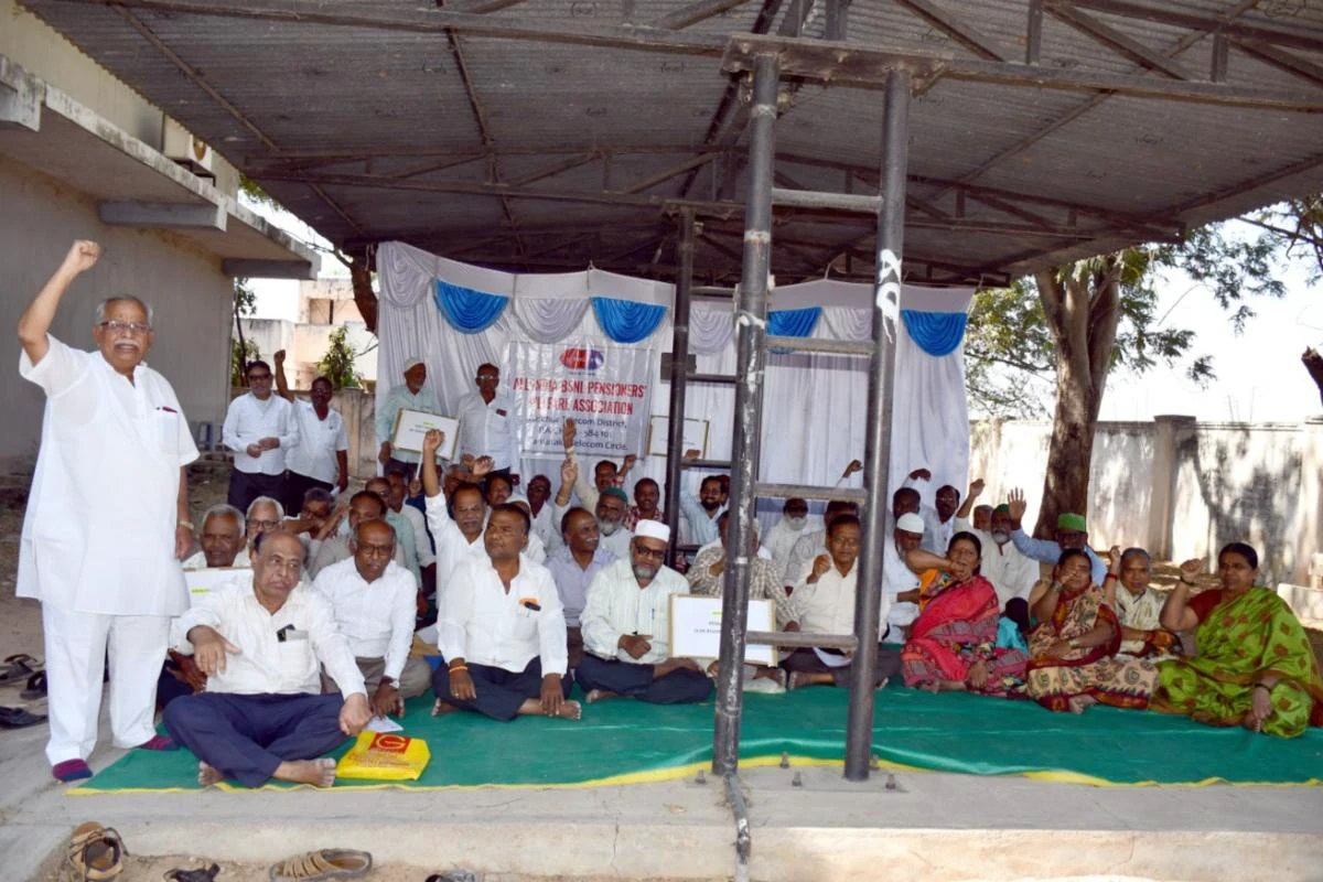 ಪಿಂಚಣಿ ಪರಿಷ್ಕರಣೆಗೆ ಒತ್ತಾಯಿಸಿ ಧರಣಿ