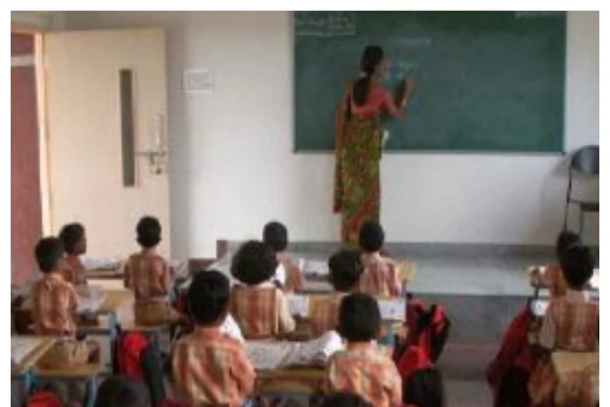 Telangana teachers allotment: టీచర్ల బదిలీల్లో కొత్త టర్న్​.. ఉపాధ్యాయుల పరస్పర అంగీకార బదిలీకి రూ. 10 లక్షలు.. కరీంనగర్​లో​ వైరల్ అవుతున్న న్యూస్