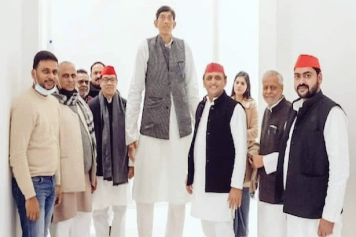 India's Tallest Man Dharmendra Pratap Singh Joins Samajwadi Party Ahead Of UP Elections