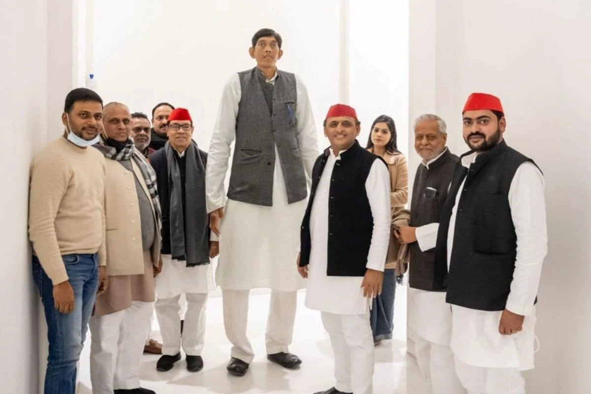 Samajwadi Party Gets 'Tallest Leader' in India's 'Tallest Man' Dharmendra Pratap Singh