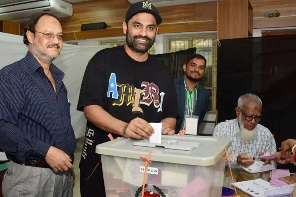 ৩৬ বছরে জীবনের প্রথম ভোট দিলেন তামিম ইকবাল