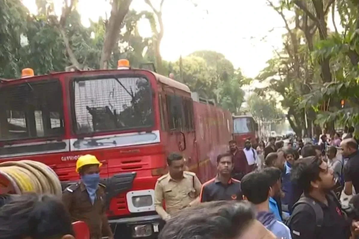 সেক্টর ফাইভের বহুতলে ভয়াবহ আগুন আতঙ্ক ছড়ালো অফিসপাড়ায়