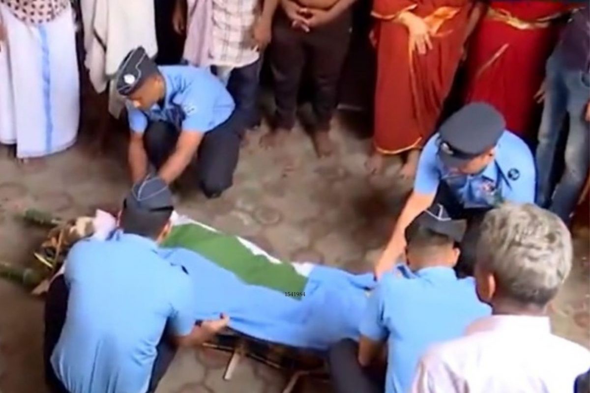 Delhi Ganesh: நடிகர் டெல்லி கணேஷ் உடல் தகனம்... தேசியக் கொடி போர்த்தி விமானப்படை இறுதி மரியாதை!